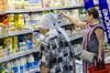 Почти половина россиян экономит на продуктах