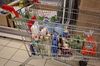Должен ли кассир в супермаркете складывать товары в пакет?