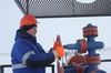 Новак: Россия сокращает добычу нефти с опережением графика