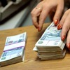 Вкладчики снимают деньги со счетов, пока дают