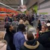 Россияне штурмуют магазины вопреки собственному мнению