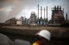 Нефть продолжает дешеветь на фоне укрепления доллара