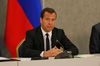 Медведев пообещал продолжить повышение МРОТ