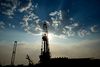 Цены на нефть падают из-за споров по «заморозке» добычи