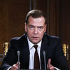 Медведев пригрозил массовыми увольнениями