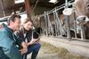 Красота на тракторе. 25-летняя блондинка с успехом строит бизнес в селе