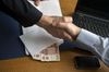 Продавцы секретов. Чиновники могут делать миллиарды на служебной информации