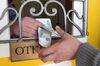 Стоит ли сейчас менять доллары на рубли? Мнения экспертов